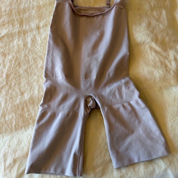 SKIMS Seamless Sculpt Mid-Thigh Shapewear Bodysuit w/ Straps | Size M | NWOT - Picture 4 of 4